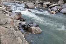PHOTOS: मनाली में हाईवे पर दो गाड़ियां भिड़ी, एक व्यास नदी में गिरी