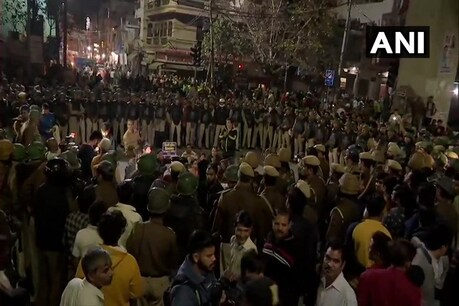 Delhi Violence: नॉर्थ-ईस्ट दिल्ली में महीनेभर के लिए धारा 144, हिंसा में अब तक लोगों की 7 की मौत Delhi Violence: नॉर्थ-ईस्ट दिल्ली में महीनेभर के लिए धारा 144, हिंसा में अब तक लोगों की 7 की मौत
