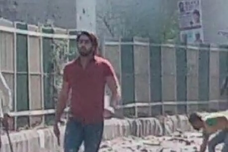 Maujpur Violence: शख्स ने पुलिस के सामने चलाई गोली, CM केजरीवाल ने LG से लगाई गुहार Maujpur Violence: शख्स ने पुलिस के सामने चलाई गोली, CM केजरीवाल ने LG से लगाई गुहार