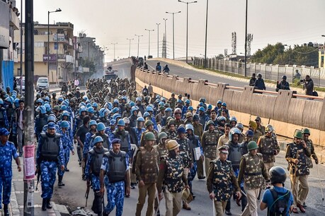 मंगलवार 25 फरवरी को सीएए और एनआरसी के खिलाफ और समर्थन करने वालों में संघर्ष के बाद उत्तर पूर्व दिल्ली में फ्लैग मार्च करते सुरक्षा बलों के जवान.