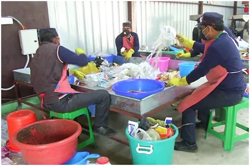 मेरठ. उत्तर प्रदेश के मेरठ (Meerut) में कूड़े को ठीक करने के लिए गार्बेज क्लीनिक (Garbage Clinic) शुरू हुआ है. हालांकि गार्बेज क्लीनिक शब्द सुनकर आपको पैडमैन या फिर टॉयलेट एक प्रेम कथा सरीखी फिल्मों की याद आ सकती है. आपको जानकर अच्छा लगेगा कि ऐसा अनोखा क्लीनिक क्रान्ति की नगरी मेरठ में खुल गया है और यह इन दिनों चर्चा का विषय बना हुआ है. फैशन डिज़ाइनिंग इंजीनियरिंग और विज्ञान की दुनिया से जुड़े प्रोफेशन छोड़कर तीन युवाओं ने प्रधानमंत्री नरेन्द्र मोदी से प्रेरणा लेकर इस क्लीनिक की शुरुआत की है. मेरठ. उत्तर प्रदेश के मेरठ (Meerut) में कूड़े को ठीक करने के लिए गार्बेज क्लीनिक (Garbage Clinic) शुरू हुआ है. हालांकि गार्बेज क्लीनिक शब्द सुनकर आपको पैडमैन या फिर टॉयलेट एक प्रेम कथा सरीखी फिल्मों की याद आ सकती है. आपको जानकर अच्छा लगेगा कि ऐसा अनोखा क्लीनिक क्रान्ति की नगरी मेरठ में खुल गया है और यह इन दिनों चर्चा का विषय बना हुआ है. फैशन डिज़ाइनिंग इंजीनियरिंग और विज्ञान की दुनिया से जुड़े प्रोफेशन छोड़कर तीन युवाओं ने प्रधानमंत्री नरेन्द्र मोदी से प्रेरणा लेकर इस क्लीनिक की शुरुआत की है.