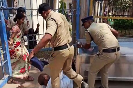 तेलंगाना पुलिस का शर्मनाक चेहरा, बेटी का शव लेने पहुंचे पिता को मारी लात, वीडियो वायरल तेलंगाना पुलिस का शर्मनाक चेहरा, बेटी का शव लेने पहुंचे पिता को मारी लात, वीडियो वायरल