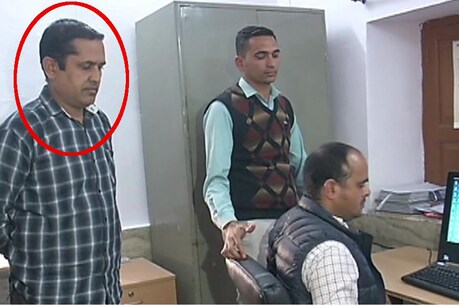 फरियादी ने बताया कि हेड कांस्टेबल महेन्द्र सिंह (लाल घेरे में) ने मासिक बंधी की राशि देने का दबाव बनाना शुरू किया. इसके साथ एक कम्प्यूटर के लिये भी रकम की मांग की गई.