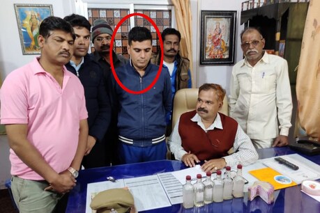 थानाप्रभारी भंवर विश्नोई (लाल घेरे में) को उसके सरकारी क्वार्टर में ढाई लाख रुपये की रिश्वत लेते हुए पकड़ा गया है.