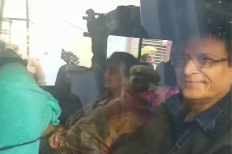 सीतापुर जेल से मुस्कुराते हुए आजम खान परिवार समेत रामपुर रवाना, कुछ देर में होगी पेशी सीतापुर जेल से मुस्कुराते हुए आजम खान परिवार समेत रामपुर रवाना, कुछ देर में होगी पेशी