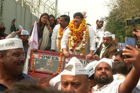 दिल्ली में प्रचंड जीत से उत्साहित संजय सिंह ने लखनऊ में किया रोड शो, बोले- पूरे दमखम के साथ AAP लड़ेगी यूपी में चुनाव दिल्ली में प्रचंड जीत से उत्साहित संजय सिंह ने लखनऊ में किया रोड शो, बोले- पूरे दमखम के साथ AAP लड़ेगी यूपी में चुनाव