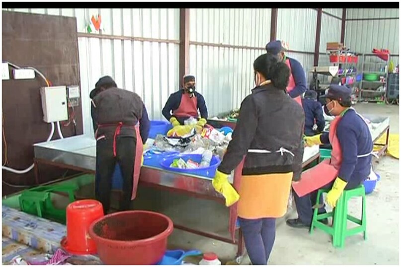 फैशन डिज़ाइनर प्रगति, साइंस की दुनिया से जुड़ी रही सुजाता और इंजीनियर प्रवीण नायक ने गार्बेज क्लीनिक की बुनियाद रखी. शुरुआत में जब ये क्लीनिक खुला तो लोगों ने इसका मज़ाक भी उड़ाया, लेकिन देखते ही देखते ये क्लीनिक अब लोगों के लिए किसी पर्यटक स्थल से कम नहीं है. मेरठ के चौधरी चरण सिंह विश्वविद्यालय और देश को साफ सुथरा रखने का संकल्प लेने वाली इस तिकड़ी ने करिश्मा कर दिखाया. जबकि अब ये गार्बेज क्लीनिक युवाओं को रोज़गार भी दे रहा है. इस गार्बेज क्लीनिक में सूखा कूड़ा और गीला कूड़ा अलग किया जाता है, फिर इससे आर्गेनिक खाद बनाई जाती है. फैशन डिज़ाइनर प्रगति, साइंस की दुनिया से जुड़ी रही सुजाता और इंजीनियर प्रवीण नायक ने गार्बेज क्लीनिक की बुनियाद रखी. शुरुआत में जब ये क्लीनिक खुला तो लोगों ने इसका मज़ाक भी उड़ाया, लेकिन देखते ही देखते ये क्लीनिक अब लोगों के लिए किसी पर्यटक स्थल से कम नहीं है. मेरठ के चौधरी चरण सिंह विश्वविद्यालय और देश को साफ सुथरा रखने का संकल्प लेने वाली इस तिकड़ी ने करिश्मा कर दिखाया. जबकि अब ये गार्बेज क्लीनिक युवाओं को रोज़गार भी दे रहा है. इस गार्बेज क्लीनिक में सूखा कूड़ा और गीला कूड़ा अलग किया जाता है, फिर इससे आर्गेनिक खाद बनाई जाती है.