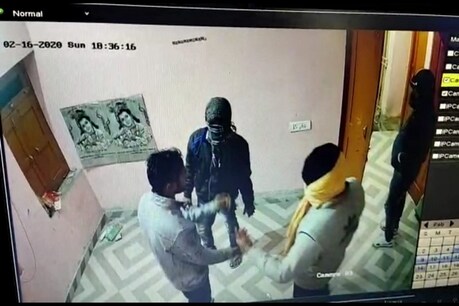पिस्टल लेकर कूरियर कंपनी के दफ्तर में घुसे बदमाश और लूट ले गए 6 लाख रुपए पिस्टल लेकर कूरियर कंपनी के दफ्तर में घुसे बदमाश और लूट ले गए 6 लाख रुपए