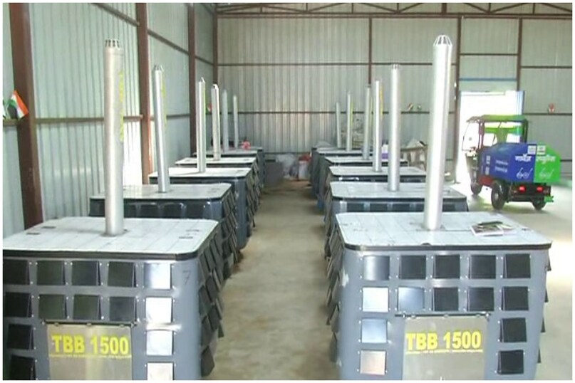 गार्बेज क्लीनिक पर 15 दिन में कूड़ा खाद में बदल जाएगा. इसके लिए 30 किट लगी हैं. एकत्र कूड़े से प्लास्टिक, कांच, बोतल और अन्य ठोस के लिए सेपरेटर लगा होगा, जो पदार्थ खाद में नहीं बदले जा सकते, वे सभी आगे की प्रक्रिया के लिए नेशनल फिजिकल लेबोरेट्री और द एनर्जी एंड रिसोर्स इंस्टीट्यूट यानी टेरी को भेज जाएंगे. विश्वविद्यालय को इससे आय होगी. जो खाद तैयार होगा, उसका अधिकांश हिस्सा कैंपस के हॉर्टीकल्चर विभाग को जाएगा और बचा हुआ मार्केट में बेचा जाएगा. गार्बेज क्लीनिक पर 15 दिन में कूड़ा खाद में बदल जाएगा. इसके लिए 30 किट लगी हैं. एकत्र कूड़े से प्लास्टिक, कांच, बोतल और अन्य ठोस के लिए सेपरेटर लगा होगा, जो पदार्थ खाद में नहीं बदले जा सकते, वे सभी आगे की प्रक्रिया के लिए नेशनल फिजिकल लेबोरेट्री और द एनर्जी एंड रिसोर्स इंस्टीट्यूट यानी टेरी को भेज जाएंगे. विश्वविद्यालय को इससे आय होगी. जो खाद तैयार होगा, उसका अधिकांश हिस्सा कैंपस के हॉर्टीकल्चर विभाग को जाएगा और बचा हुआ मार्केट में बेचा जाएगा.