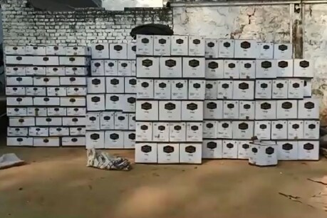 Lockdown: ठेके में बाहर से ताला लगाकर पीछे के दरवाजे से बेच रहे थे शराब, एक गिरफ्तार Lockdown: ठेके में बाहर से ताला लगाकर पीछे के दरवाजे से बेच रहे थे शराब, एक गिरफ्तार