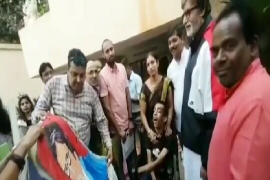 खरगोन के दिव्यांग कलाकार से अमिताभ बच्चन ने मुलाकात की