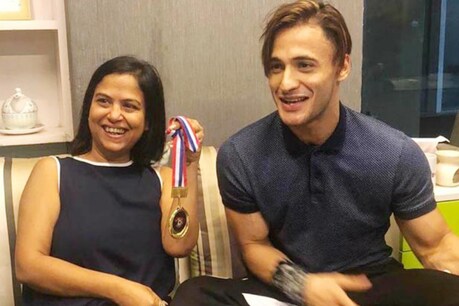 बिग बॉस से निकलकर आसिम रियाज ने इन्हें बनाया अपनी 'मां', दिया खास तोहफा बिग बॉस से निकलकर आसिम रियाज ने इन्हें बनाया अपनी 'मां', दिया खास तोहफा