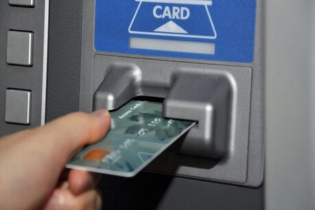 एटीएम मशीन (ATM) से गुजरात के तीन जवानों में कोरोना फैलने की खबरें