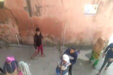 गुरुग्राम में दो गुटों में जमकर चले लाठी-डंडे, सामने आया Video