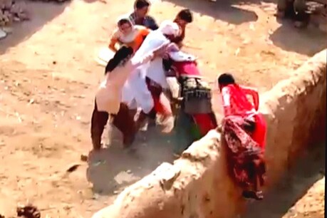 68 वर्षीय ससुर ने बहू के साथ की मारपीट, जब VIDEO वायरल हुआ तो... 68 वर्षीय ससुर ने बहू के साथ की मारपीट, जब VIDEO वायरल हुआ तो...