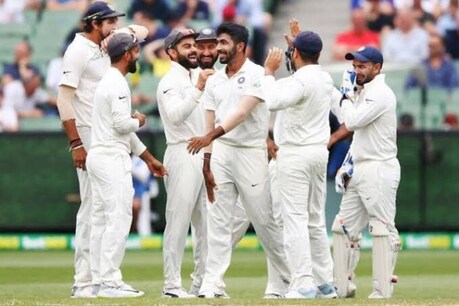 जसप्रीत बुमराह टीम के साथ जीत का जश्न मनाते हुए