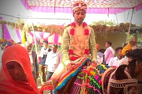 बूंदी के सगावदा गांव में पुलिस पहरे के बीच दलित दूल्हे (Dalit Groom) की बिंदोरी (बारात निकासी) निकाली गई. गांव में दलित दूल्हे के घोड़ी पर बैठने को ...