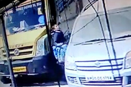 जबलपुर: स्कूल बस की टक्कर में बाल-बाल बची छात्रा, CCTV में रिकार्ड हुई घटना जबलपुर: स्कूल बस की टक्कर में बाल-बाल बची छात्रा, CCTV में रिकार्ड हुई घटना