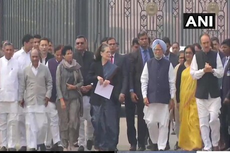 दिल्ली हिंसा पर राष्ट्रपति रामनाथ कोविंद से मिले सोनिया, प्रियंका और मनमोहन; दिलाई राजधर्म की याद दिल्ली हिंसा पर राष्ट्रपति रामनाथ कोविंद से मिले सोनिया, प्रियंका और मनमोहन; दिलाई राजधर्म की याद