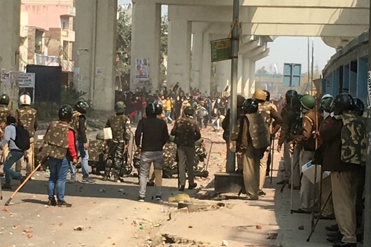 दिल्‍ली में नागरिकता संशोधन विधेयक 2019 के खिलाफ हिंसक प्रदर्शनों का सिलसिला जारी है. प्रदर्शनों में 24 घंटे से भी कम समय में एक पुलिस कांस्‍टेबल समेत 7 लोगों की मौत हो चुकी है.  