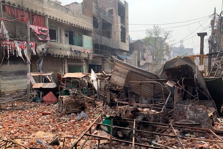 Delhi Violence : दुख की घड़ी में हिंदू-मुस्लिम नहीं, इंसानियत के साथ खड़ा है हर इंसान Delhi Violence : दुख की घड़ी में हिंदू-मुस्लिम नहीं, इंसानियत के साथ खड़ा है हर इंसान