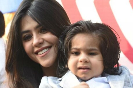 लॉकडाउन के बीच बेटे के साथ वक्त बिता रही हैं एकता कपूर, शेयर किया Cute Video लॉकडाउन के बीच बेटे के साथ वक्त बिता रही हैं एकता कपूर, शेयर किया Cute Video