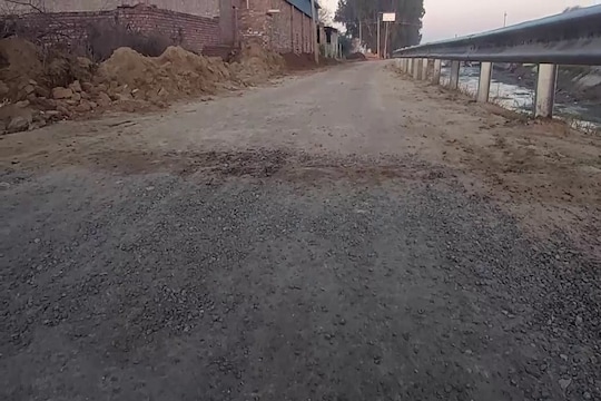 एसडीओ का अजीब तर्क- ओस पड़ने से खराब हुई सड़क