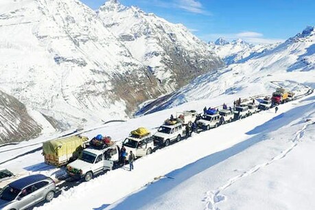 सांगला की सड़क पर गिरा ग्लेशियर का समंदर, HRTC बस ड्राइवर ने बचाई जान सांगला की सड़क पर गिरा ग्लेशियर का समंदर, HRTC बस ड्राइवर ने बचाई जान