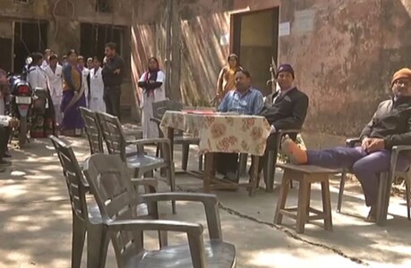 शिफ्टिंग के बाद परेशानी, संक्रामक अस्पताल में मरीजों के बेड लगाने की भी जगह नहीं शिफ्टिंग के बाद परेशानी, संक्रामक अस्पताल में मरीजों के बेड लगाने की भी जगह नहीं