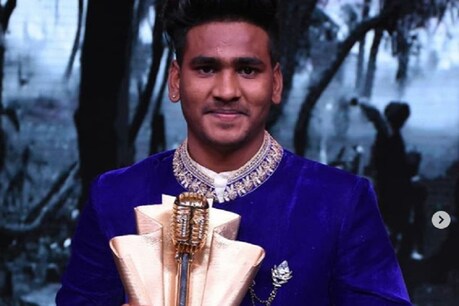 सनी 'हिंदुस्तानी' ने जीता Indian Idol 11, मिले 25 लाख रुपये और टी-सीरीज की फिल्म में गाने का मौका सनी 'हिंदुस्तानी' ने जीता Indian Idol 11, मिले 25 लाख रुपये और टी-सीरीज की फिल्म में गाने का मौका
