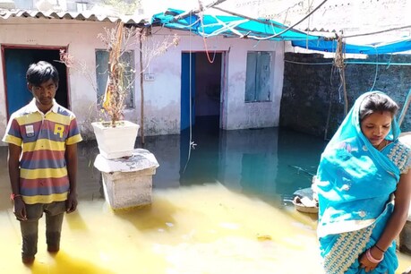 जशपुर में 'सरकार' की अनदेखी से डूब रही गरीब की 'कुटिया', जल समाधि लेने को मजबूर है परिवार जशपुर में 'सरकार' की अनदेखी से डूब रही गरीब की 'कुटिया', जल समाधि लेने को मजबूर है परिवार