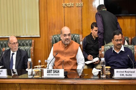 देश की राजधानी का उत्तर-पूर्वी जिला तीन दिनों से हिंसा की आग में झुलस रहा है. इस बीच, दिल्ली के मुख्यमंत्री अरविंद केजरीवाल ने पुलिस पर सवालिया निशान लगाते हुए आर्मी को तैनात करने की मांग की है.