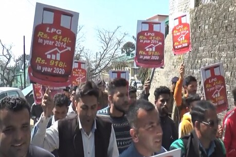 नाहन : रसोई गैस की बढ़ी कीमत के खिलाफ युवा कांग्रेस का सड़क पर प्रदर्शन नाहन : रसोई गैस की बढ़ी कीमत के खिलाफ युवा कांग्रेस का सड़क पर प्रदर्शन
