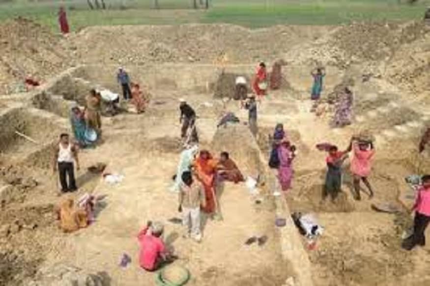होना तो यह चाहिए था कि इस साल के बजट आवंटन में सबसे ज्यादा जोर मनरेगा पर होता और इसका बजट 71 हजार करोड़ से भी ज्यादा का रखा जाता.