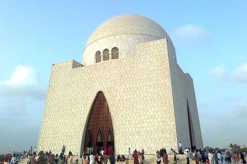मजार-ए-काएद' पाकिस्‍तान के संस्‍थापक मुहम्‍मद अली जिन्ना का मकबरा है. इसे राष्ट्रीय मकबरा भी कहा जाता है. फोटाे साभार/ ट्विटर   