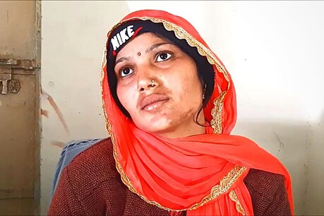 Acid Attack की शिकार गर्भवती महिला को नहीं मिला न्याय, अब SP से लगाई गुहार Acid Attack की शिकार गर्भवती महिला को नहीं मिला न्याय, अब SP से लगाई गुहार