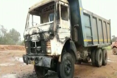 लातेहार: नक्सलियों ने सड़क निर्माण में लगे वाहनों में लगाई आग, बिकरा जंगल से हथियार व विस्फोटक बरामद लातेहार: नक्सलियों ने सड़क निर्माण में लगे वाहनों में लगाई आग, बिकरा जंगल से हथियार व विस्फोटक बरामद
