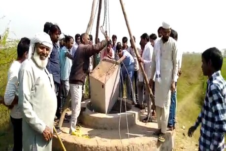 नूंह: कुएं में तैरती मिली दो एटीएम मशीन, जांच में जुटी पुलिस नूंह: कुएं में तैरती मिली दो एटीएम मशीन, जांच में जुटी पुलिस