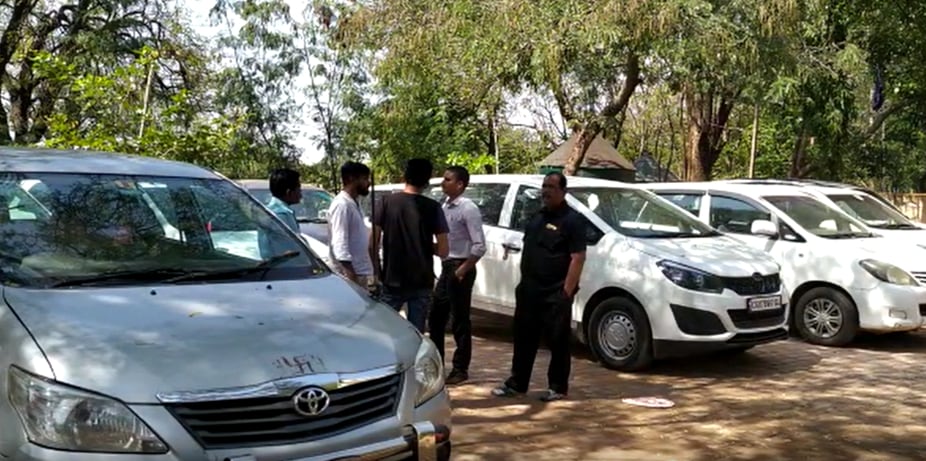 chhattisgarh news, raipur news, IT raid news, IT raid in raipur, Big IT Raid in chhattisgarh, raipur police seized IT vehicles, IT vehicles seized by chhattisgarh police, bjp, congress, cm bhupesh baghel, छत्तीसगढ़ न्यूज, रायपुर न्यूज, बीजेपी, कांग्रेस, आईटी रेड, रायपुर में आईटी रेड, आईटी रेड न्यूज, छत्तीसगढ़ में आयकर विभाग का छापा, रायपुर पुलिस ने आयक विभाग की गाड़ी की जब्त, छत्तीसगढ़ पुलिस ने जब्त की आईटी की गाड़ी, आईटी विभाग की गाड़ी जब्त