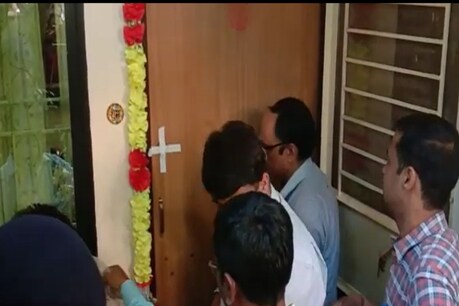 छत्तीसगढ़: रायपुर मेयर के 'करीबी' के घर IT का छापा, भिलाई में सौम्या चौरसिया का घर सील छत्तीसगढ़: रायपुर मेयर के 'करीबी' के घर IT का छापा, भिलाई में सौम्या चौरसिया का घर सील
