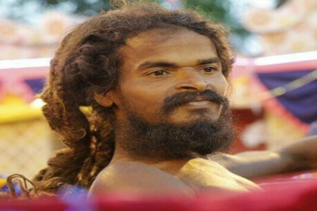 अपनी खास खूबी की वजह से ये बाबा काफी फेमस हैं.