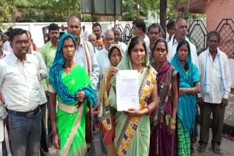 महिला सरपंच बोलीं- प्रत्याशी के घर पहुंचाया गया प्रमाण पत्र, निरस्त करो चुनाव महिला सरपंच बोलीं- प्रत्याशी के घर पहुंचाया गया प्रमाण पत्र, निरस्त करो चुनाव