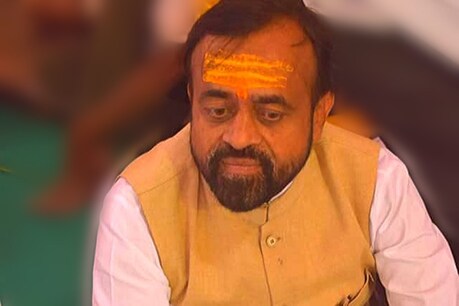 निर्दलीय विधायक संयम लोढ़ा सदन की वेल में आकर धरने पर बैठ गए. (फोटो-फेसबुक से साभार)