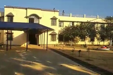 चतरा: सरकारी आवासीय विद्यालय की 8वीं की छात्रा निकली गर्भवती चतरा: सरकारी आवासीय विद्यालय की 8वीं की छात्रा निकली गर्भवती