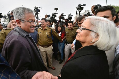 शाहीन बाग मामला: प्रदर्शनकारियों और मध्यस्थों के बीच हुई बातचीत बेनतीजा, कल फिर होगी सुलह की कोशिश शाहीन बाग मामला: प्रदर्शनकारियों और मध्यस्थों के बीच हुई बातचीत बेनतीजा, कल फिर होगी सुलह की कोशिश
