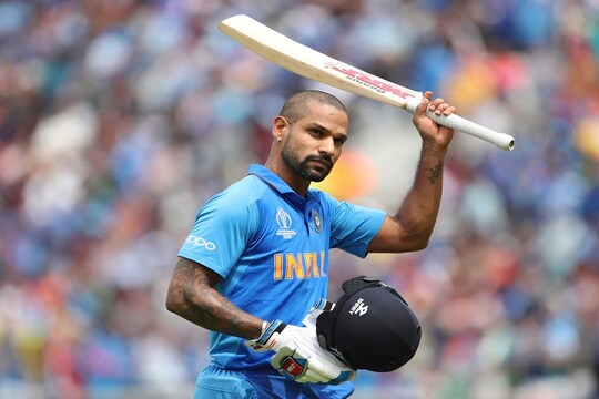 इन दिनों शिखर धवन सोशल मीडिया पर काफी एक्टिव हैं (फाइल फोटो)