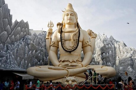 पौराणिक मान्यताओं के अनुसार, भगवान शिव के महामृत्युंजय मंत्र का जाप नियमित तौर पर करने से शरीर सभी कष्टों से मुक्त होता है. इसके जाप से बुद्धि, विद्या, यश की प्राप्ति होती है.
