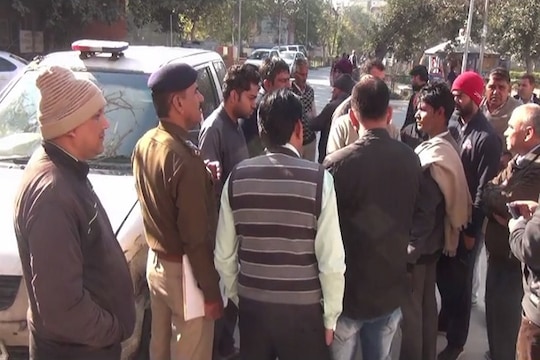 दुर्घटना के बाद अज्ञात वाहन चालक अपने वाहन के साथ मौके से फरार हो गया.
