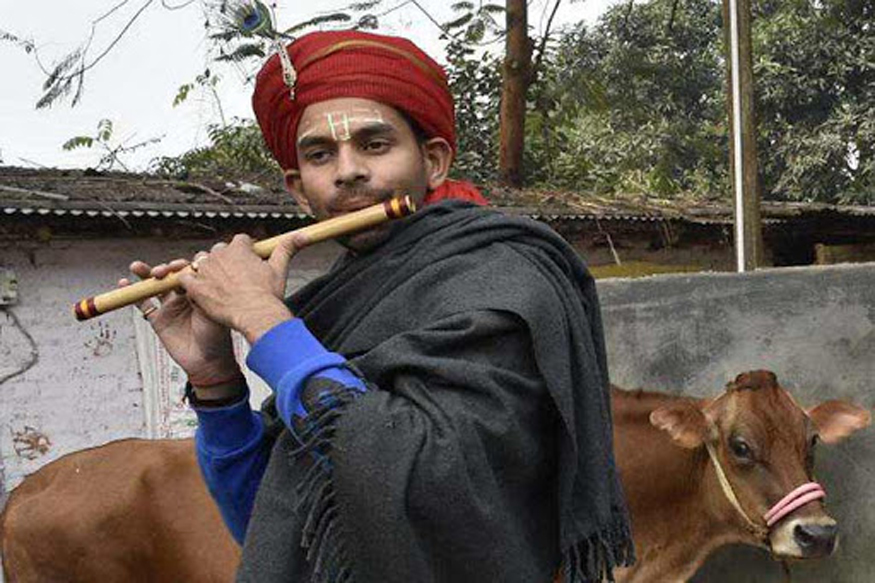 तेजप्रताप यादव का ऐलान- तेजस्वी के CM बनने के बाद बजाऊंगा बांसुरी – News18  हिंदी