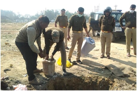 अलीगढ़: 23 बंदरों के शव मिलने से मचा हड़कंप, जांच में जुटी पुलिस अलीगढ़: 23 बंदरों के शव मिलने से मचा हड़कंप, जांच में जुटी पुलिस